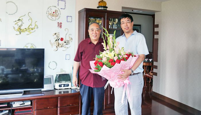我院“七一”前夕开展走访慰问党员活动 我院“七一”前夕开展走访慰问党员活动