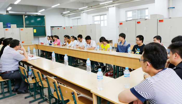 我院召开2013届毕业生主要学生干部座谈会 我院召开2013届毕业生主要学生干部座谈会