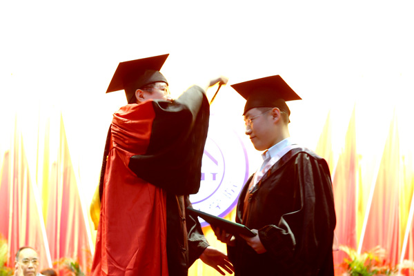 我院举行2012届毕业生毕业典礼 我院举行2012届毕业生毕业典礼