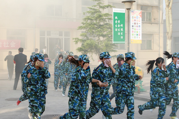 我院举行新生地震消防综合应急疏散演练