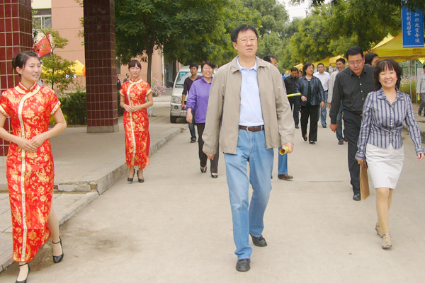 校领导来我院检查迎新准备工作 校领导来我院检查迎新准备工作