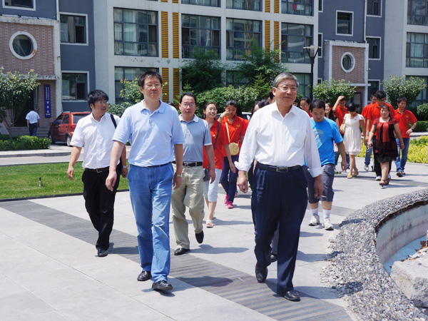 吕明副校长一行五人慰问我院暑期实践队员 吕明副校长一行五人慰问我院暑期实践队员