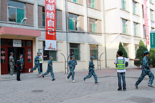 我院举行新生地震消防综合应急疏散演练
