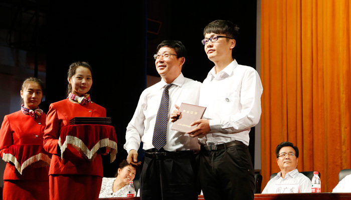 我院隆重举行2014届毕业生毕业典礼暨学位授予大会 我院隆重举行2014届毕业生毕业典礼暨学位授予大会