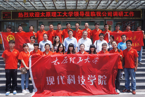 吕明副校长一行五人慰问我院暑期实践队员 吕明副校长一行五人慰问我院暑期实践队员