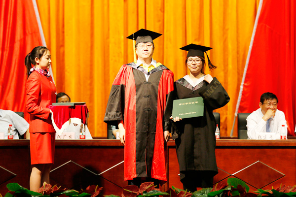 我院举行2013届毕业生毕业典礼暨学位授予大会 我院举行2013届毕业生毕业典礼暨学位授予大会