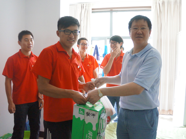 吕明副校长一行五人慰问我院暑期实践队员 吕明副校长一行五人慰问我院暑期实践队员