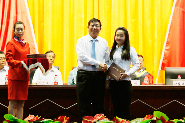 我院举行2013届毕业生毕业典礼暨学位授予大会 我院举行2013届毕业生毕业典礼暨学位授予大会