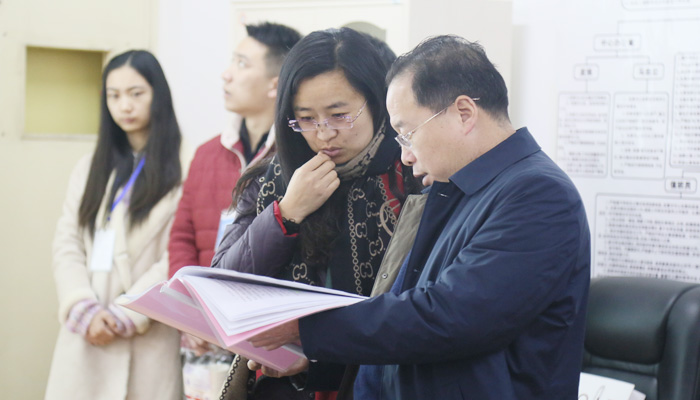 校威廉希尔考核组对我院威廉希尔进行年度考核 校威廉希尔考核组对我院威廉希尔进行年度考核