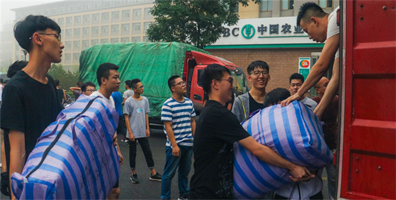 我院圆满完成2016级学生搬迁工作